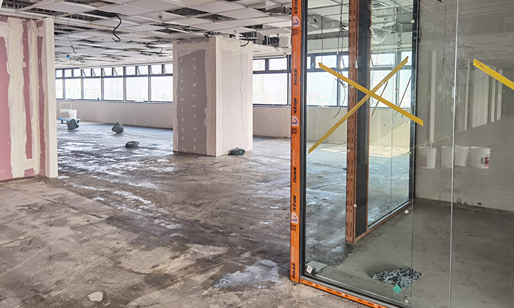 上海辦公室裝修公司現場PVC地膠界面施工管理3