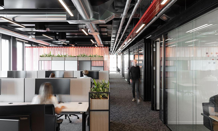 開放式員工辦公區通風管道